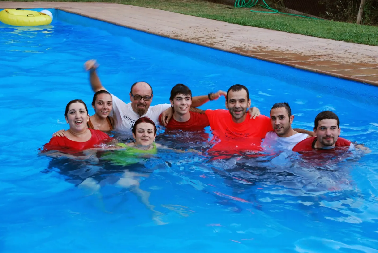 Monitors a la piscina després d’un dia de colònies, 2013